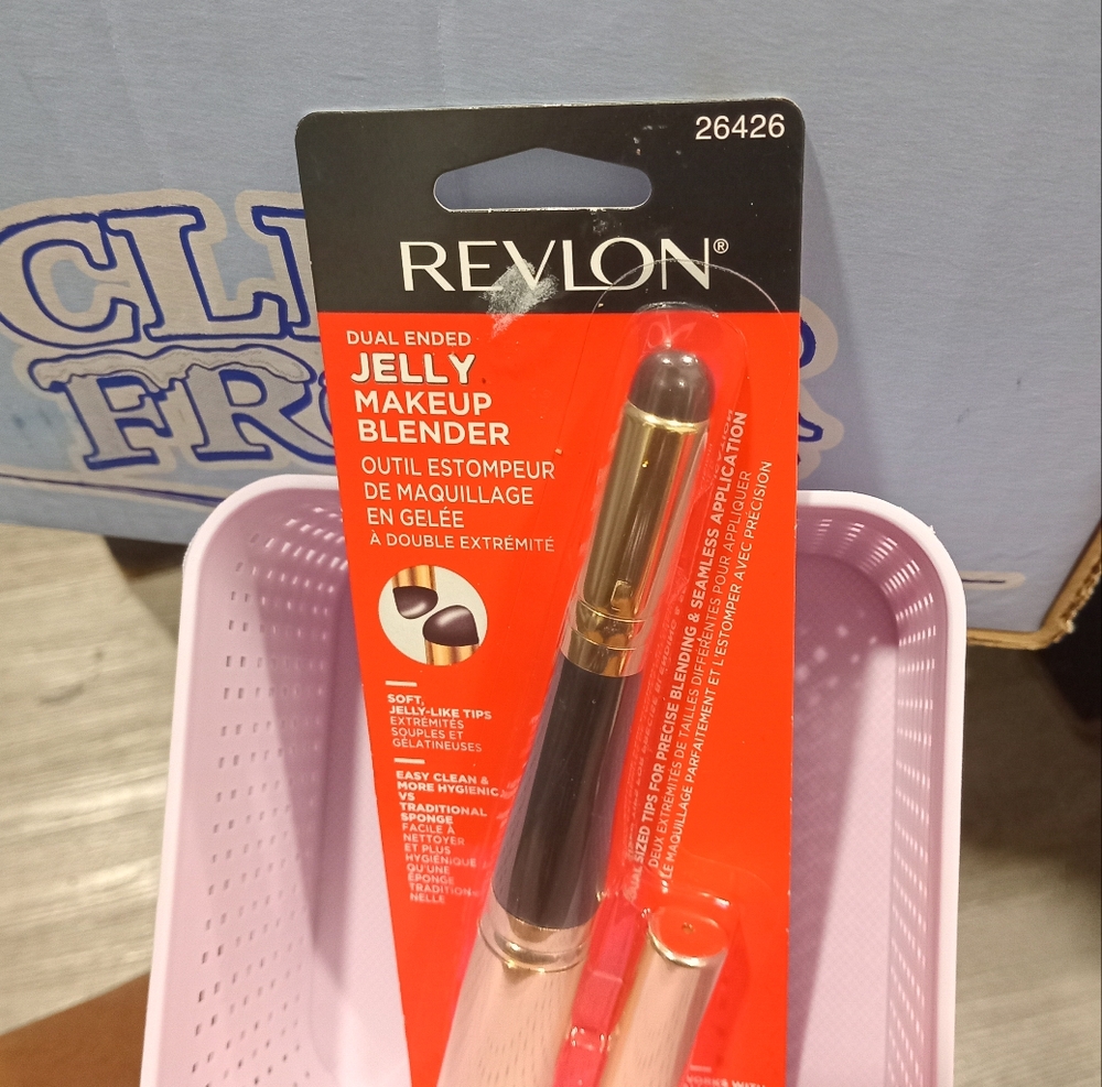 Revlon Jelly Makeup Blender in Black and Gold